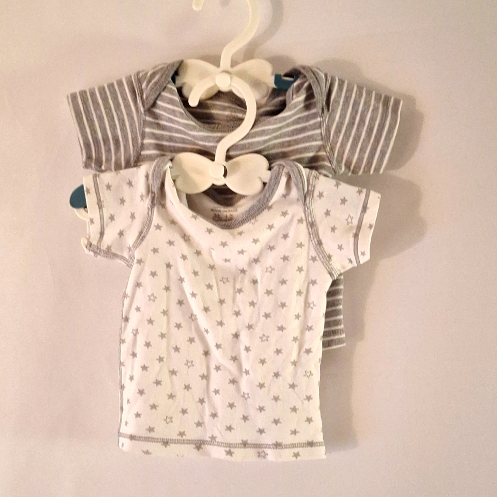 Moon and Back Lot of 2 6-9 M Undershirts Gray and White Stars and Stripes